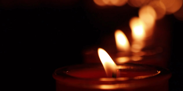 Kerzen brennen in der Dunkelheit,© iStockPhoto / Eduard Andras