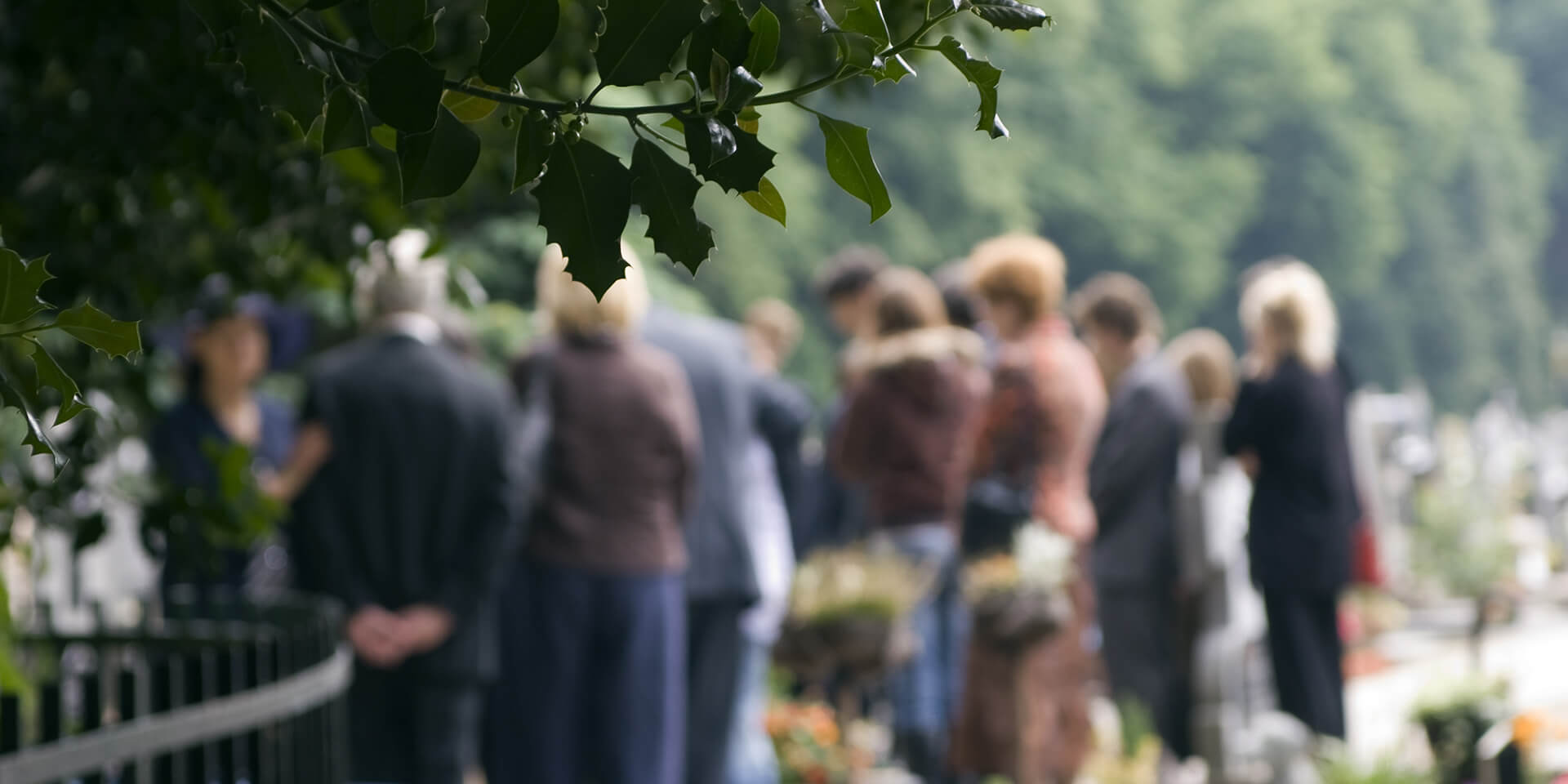 Menschen bei einer Beerdigung
